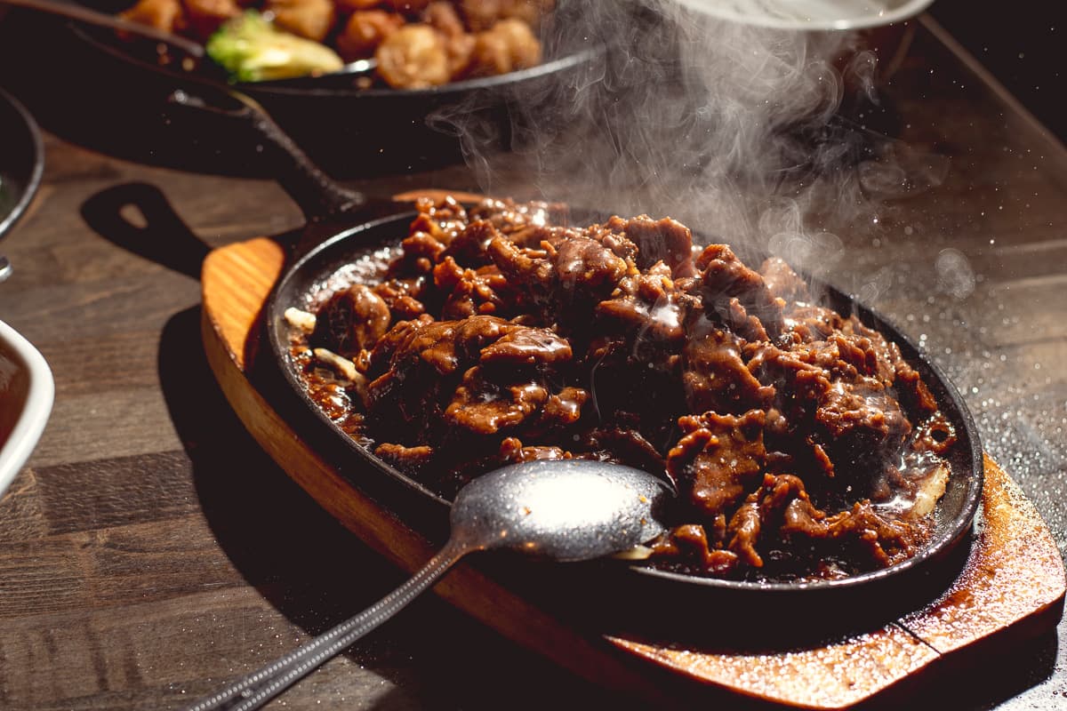 Pepper Beef Tenderloin on Sizzling Iron Plate at Jun Dynasty (Photo by Jackie Tran)