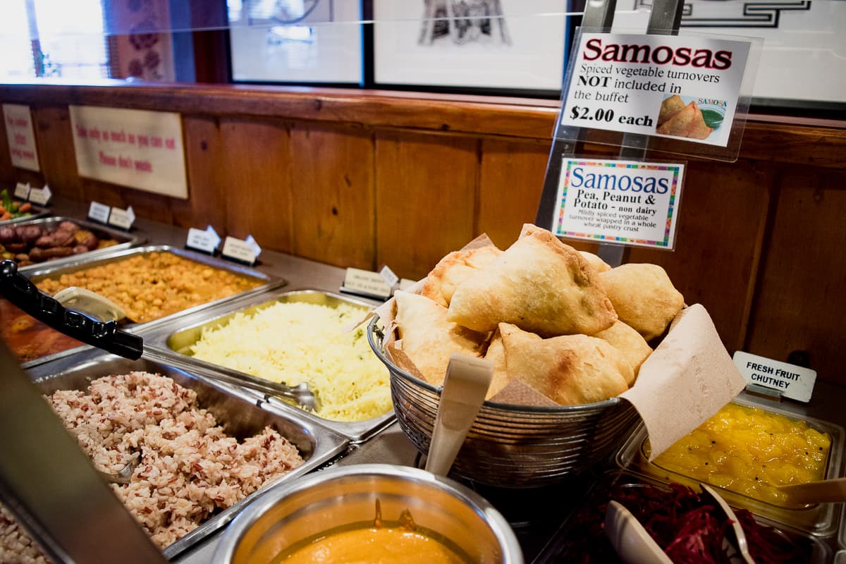 Samosas and buffet at Govinda's Natural Foods Buffet (Credit: Jackie Tran)