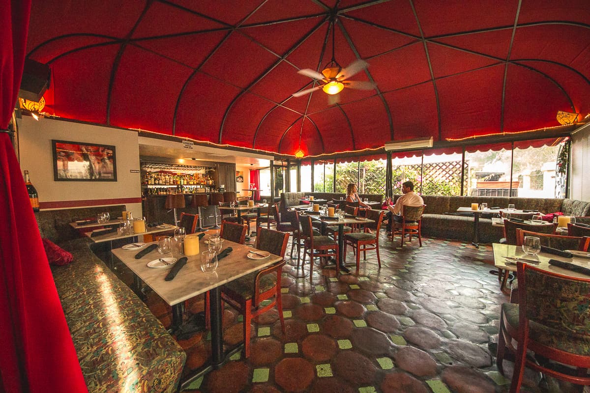 Interior at Le Rendez-vous (Credit: Jackie Tran)