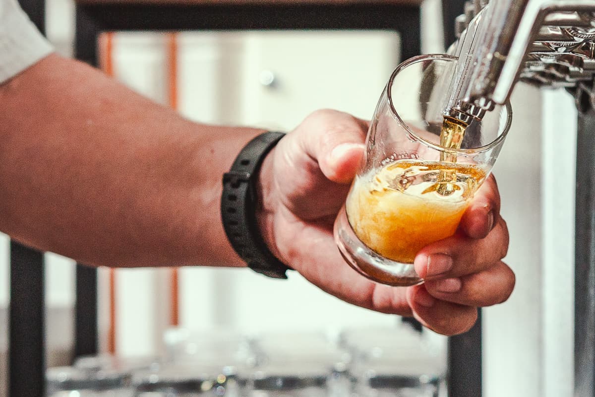 Scott Petersen pouring beer at Green Feet Brewing (Credit: Jackie Tran)