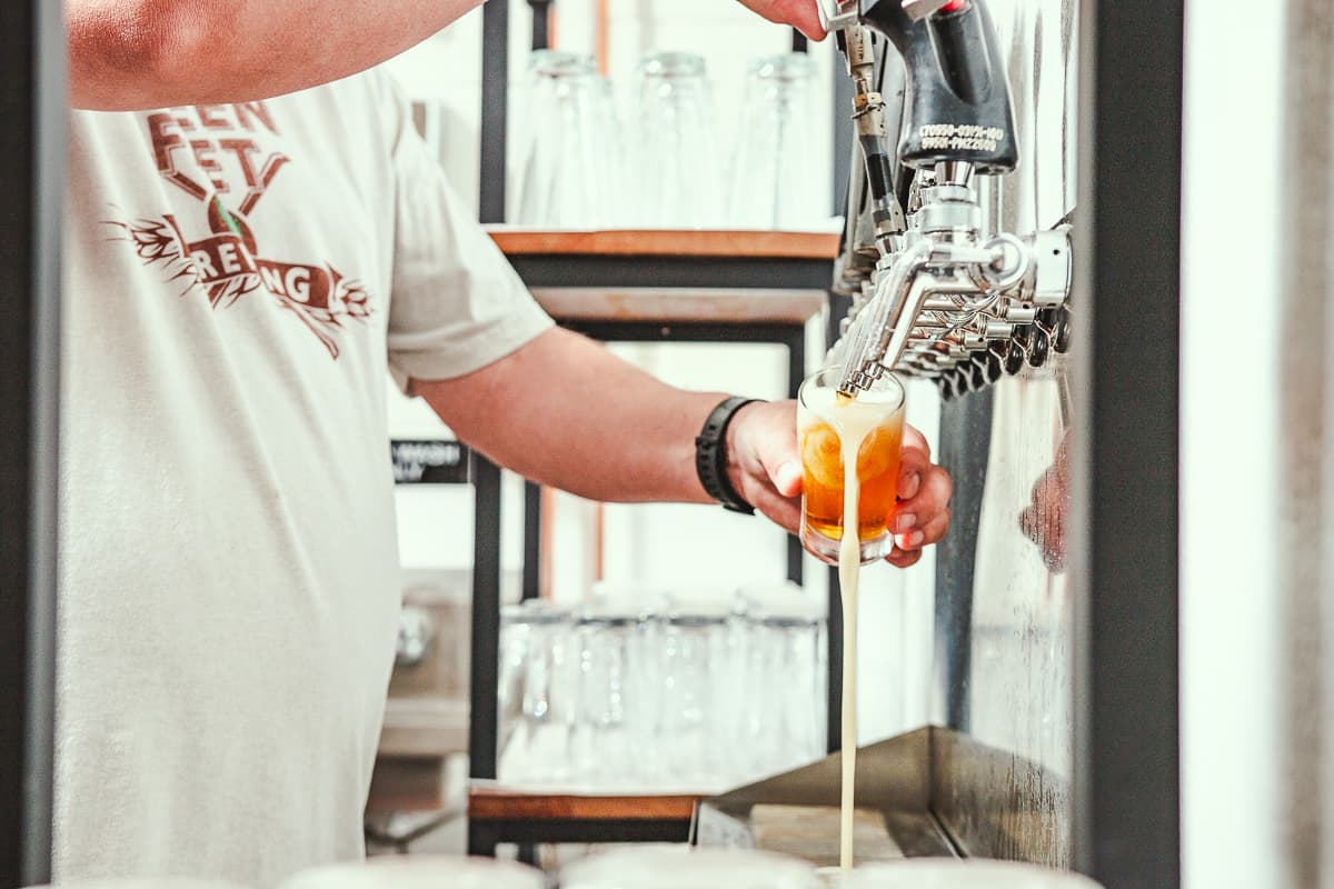 Scott Petersen pouring beer at Green Feet Brewing (Credit: Jackie Tran)