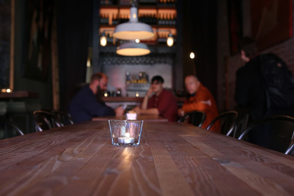 Unplugged owner and Batch owner discuss final details (Credit: Adam Lehrman)
