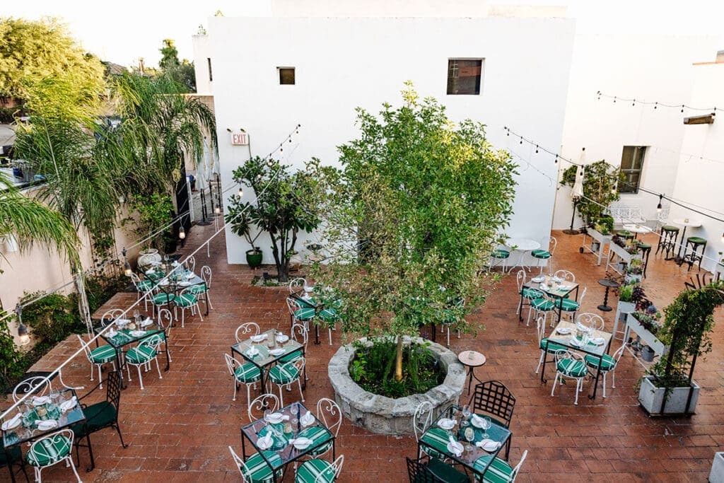 a picture of a courtyard