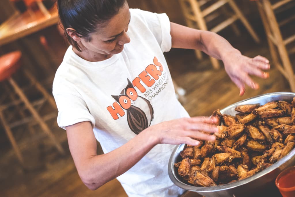 Michelle "Cardboard Shell" Lesco training at Hooters in Marana (Credit: Jackie Tran)