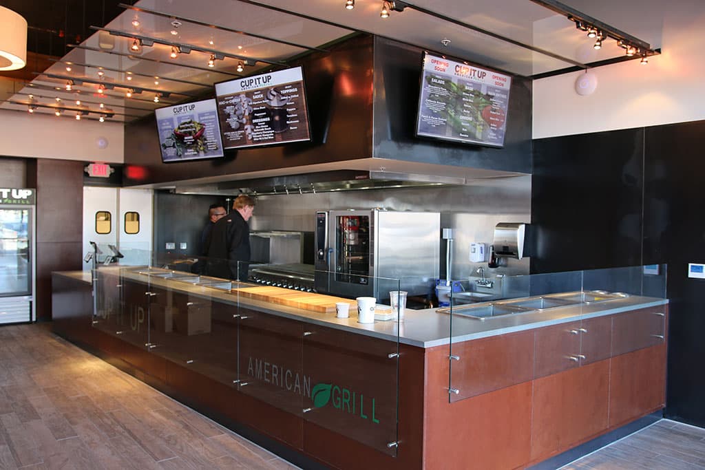 Main counter and line at Cup It Up American Grill (Credit: Adam Lehrman)