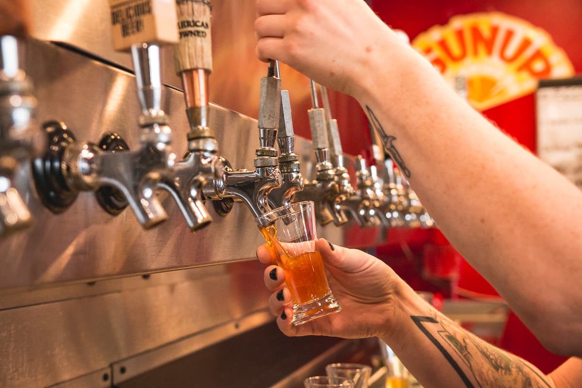 Julie Fagg pouring beer at 1702 (Credit: Jackie Tran)