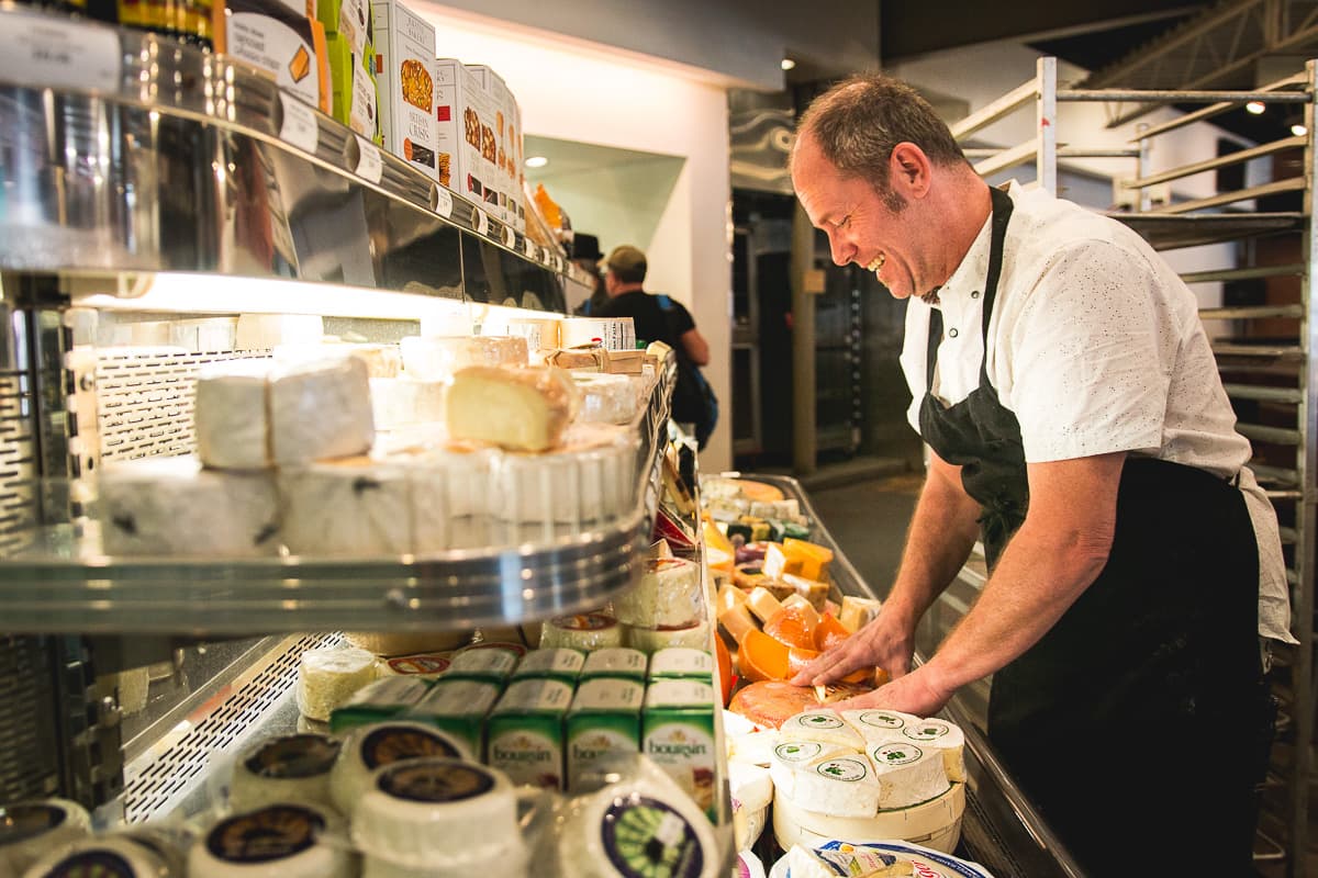 Cheese man Duffy Calhoun at Rincon Market (Credit: Jackie Tran)