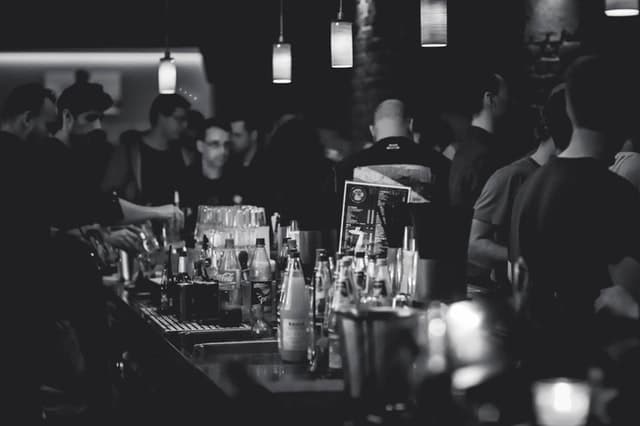 (pexels/<a href="https://www.pexels.com/photo/adult-alcohol-bar-bartender-274192/" target="_blank">PIXABAY</a>) A crowded bar of Tucson in winter - a busy time for Tuscon's restaurant industry
