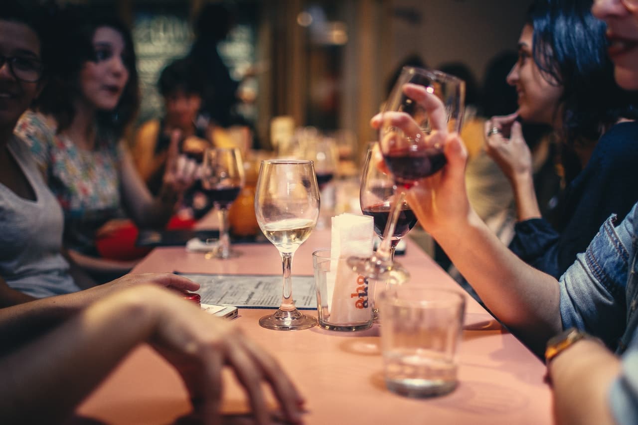 25+ (seriously cool) fun places to meet up for a first date