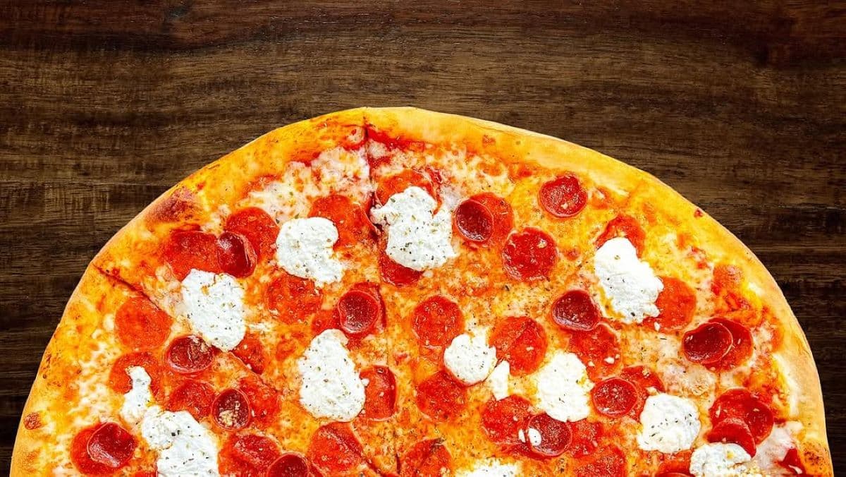 Monday Munchies: Pizza, Wings, and Good Times at No Anchovies