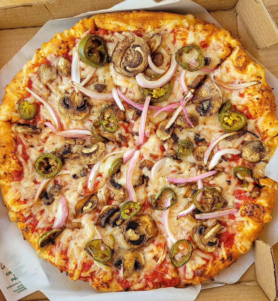 Pizza with vegan cheese, red onions, jalapeños and mushrooms from Fresco (Photo by Xochitl Gracia)