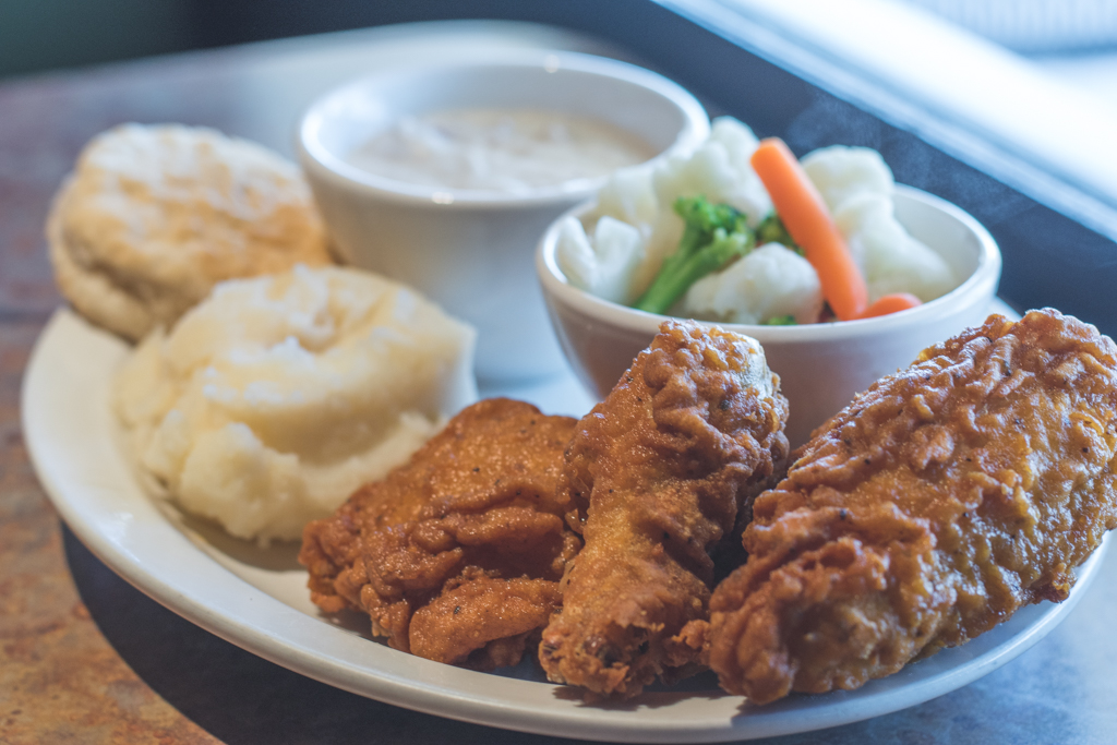 Southern Style Fried Chicken Dinner at Grumpy's Grill (Credit: Jackie Tran)