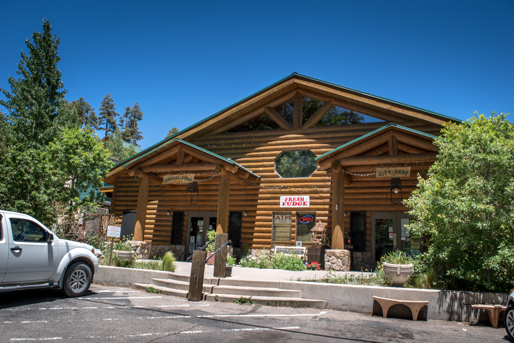 The Mt. Lemmon General Store & Gift Shop (Credit: Jackie Tran)