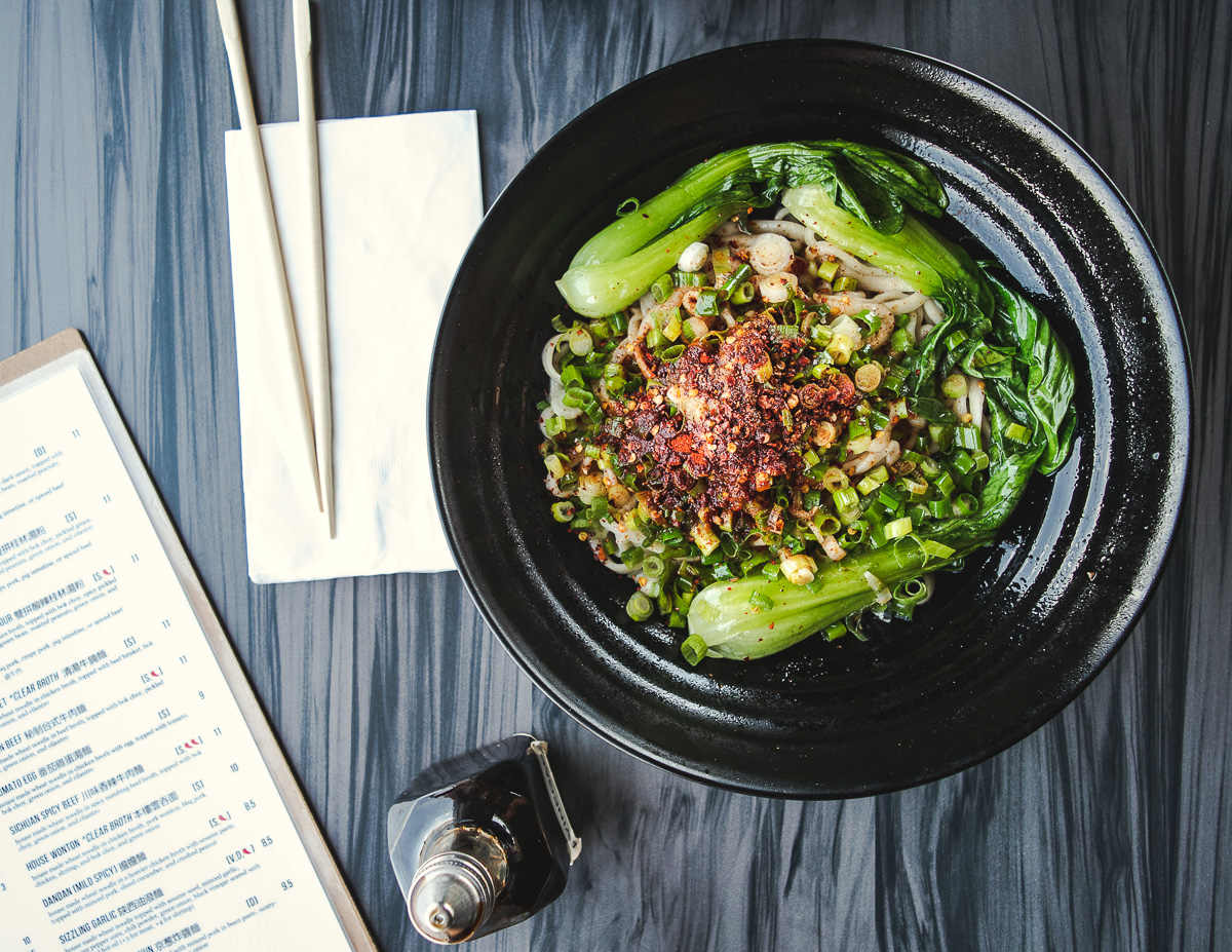 Sizzling Garlic Noodles at Noodleholics (Photo by Jackie Tran)