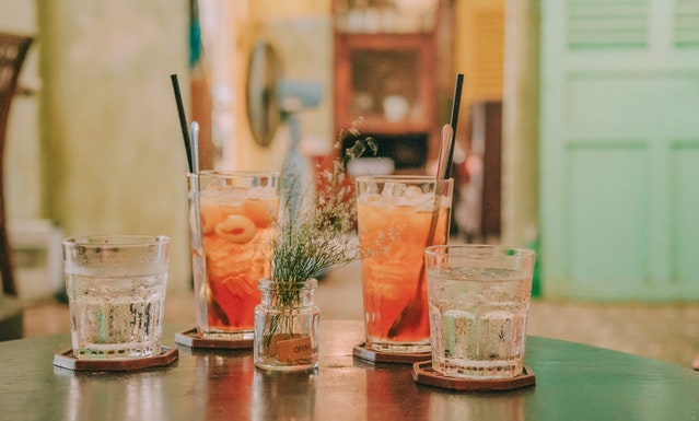 Cocktail hour (Photo courtesy of Min An from Pexels)