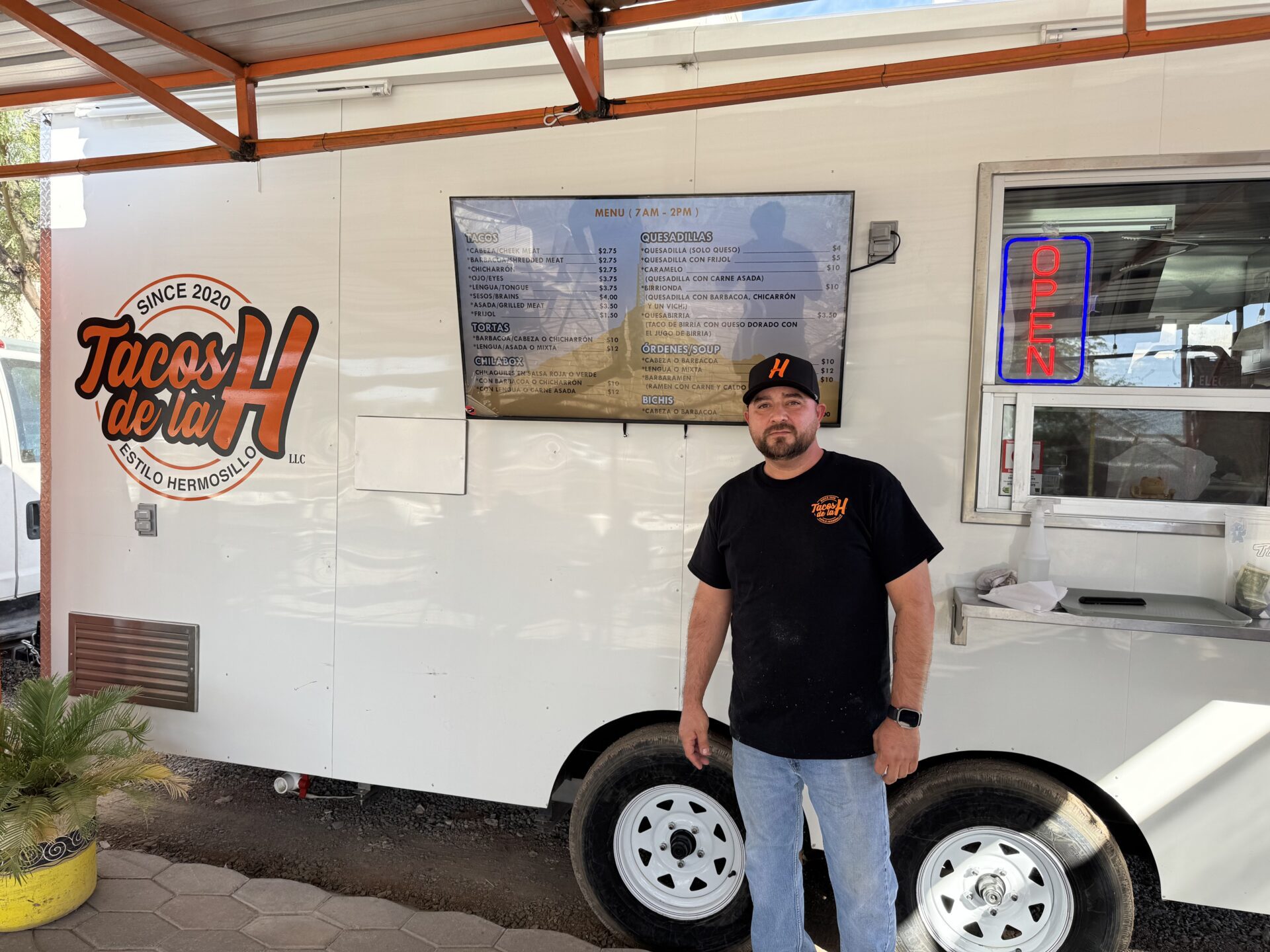 Owner Jose Arturo Salas at Tacos de la H (Photo by Elian Macias Parada)