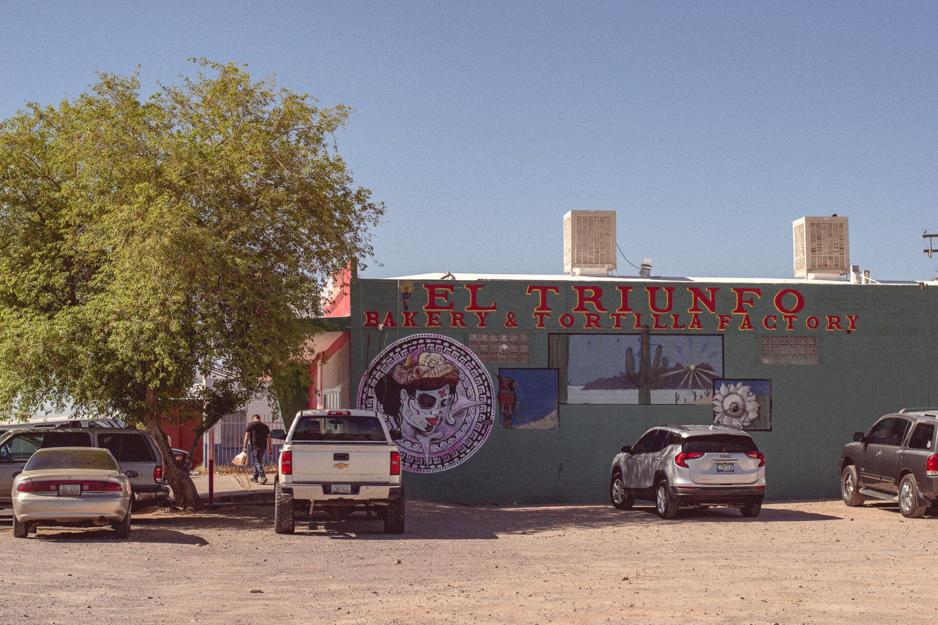 Exterior at El Triunfo Bakery and Tortilleria (Photo by Jackie Tran)