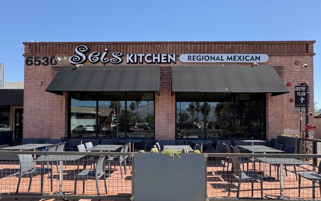 Seis Kitchen at Tanque Verde Road (Photo by Erika Mu&ntilde;oz)